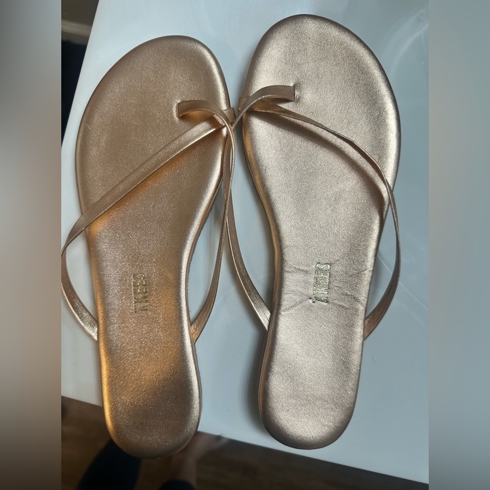 Like new rose gold metallic Tkees size 7. Never worn outside of the house.